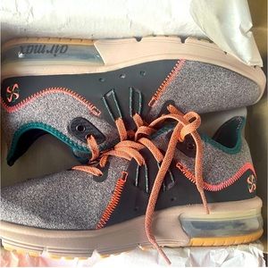 Women’s 7 Nike Air Max Sequence 3